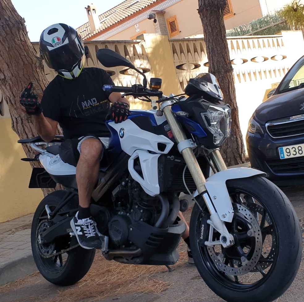 Chico Mad haciendo peineta en f90r